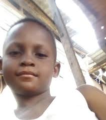 ⚠️ Corrigez la faute ❌ : Elle a descendu les escaliers vite.