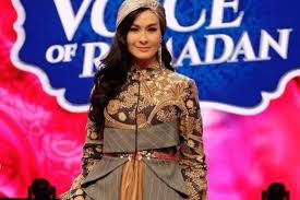 Tua dan muda bersuka cita. Jadi Bulan Bulanan Netizen Seantero Negeri Gegara Salah Lirik Saat Nyanyikan Lagu Ramadhan Tiba Iis Dahlia Justru Bersyukur Gegara Aibnya Satu Ini Tak Ketahuan Baju Gue Kebalik