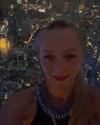 Il y a des peurs qu’on choisit d’affronter… et puis il y a cette vitre à  314 mètres !, Une expérience qui te donne le vertige, mais surtout des  souvenirs incroyables., Parfois, il suffit d’un pas ...