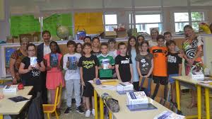 Is your network connection unstable or browser outdated? Les Ecoliers De Bar Sur Aube Recoivent Un Livre Pour Les Vacances