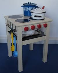 Dein Kind Wird Diese Diy Mini Kuche Lieben Alles Was Du Sonst Noch Brauchst Sind Haken Knaufe Ein Brett Hol Ikea Hacken Kinder Ikea Oddvar Diy Spielkuche