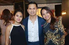 Menurutnya, beliau reda dan memenuhi permintaan bekas isterinya itu yang mahu menuntut cerai. Naza S Diana Nasimuddin On Food Family Her Famous Last Name Tatler Malaysia