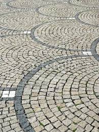 Hier harmonieren weiße und graue farbnuancen perfekt und sehr. 14 Strasse Ideen Kopfsteinpflaster Steine Garten Pflaster