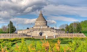 După 21 de ani de la marea bătălie şi 14 de la punerea pietrei fundamentale, mausoleul se ridica maiestuos pe câmpurile de la mărăşeşti, întru liniştea eroilor de la intrarea principală în parcul din faţa mausoleului, două alei străjuite de o galerie de eroi imortalizaţi în bronz, printre care: Mausoleul Eroilor Din OraÈul MÄrÄÈeÈti JudeÈul Vrancea Locuridinromania Ro