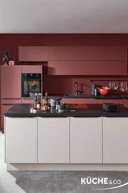 kuche mit kochinsel trend kuche in rostrot ultramatt kuchen design kuche einbaukuche
