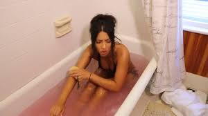 Prankster tricks his stunning girlfriend into bathing in chilli extract…  with painful results | The Irish Sun