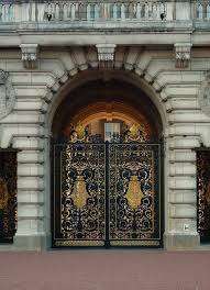 Смена караула у букингемского дворца в лондоне changing of the guard buckingham palace. Internal Palace Gates London Buckingham Buckingham Palace Buckingham Palace London