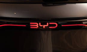 Nova bateria da BYD resiste a serras e congelamento por horas sem pegar fogo em testes