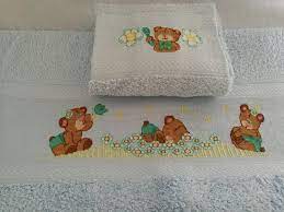 Parure asciugamani confezionata in spugna di puro cotone con inserto in tela aida da poter personalizzare con ricamo a punto croce tra due greche. Asciugamani Ricamati A Punto Croce Per La Casa E Per Te Bagno Su Misshobby