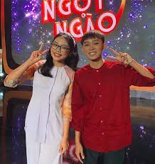 Phương mỹ chi nhí nhảnh tạo dáng vui đùa bên ba nuôi quang lê. Drrddgt9j7xfjm