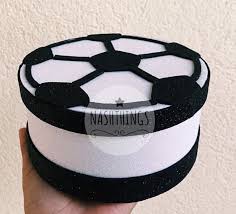 En la caja sorpresa final podrás esconder un bonito regalo para tu novio como dulces, una carta de amor, cumpleaños o incluso un anillo de matrimonio. Parejas Futboleras Regalos Para Novios Futbolistas Regalo Para Novia Manualidades Hacer Cajas De Regalo