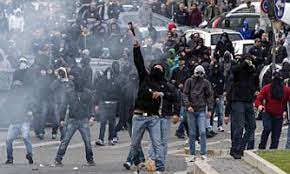 As roma / ss lazio. Roma V Lazio Fans Stabbed And Brutal Clashes With Police Mar Rome Derby Daily Mail Online