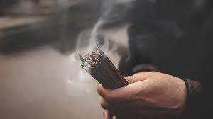 周朝统治为巩固政权把土地分为一些贵族去统治。 到了东周时期，诸侯国的势力一年比一年大。 这就是历史上的春秋时期。 中国的农业，手工业，商业都非常发达，，大城市有三十多个。 明朝末年，政治非常腐败，土地高度集中。 Ubxlmtgjmhe8xm