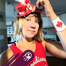 What are some free music sites or playlists for aquatic fitness classes?