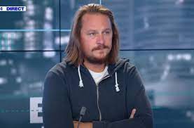 Le communiqué précise par ailleurs qu'yves de kerdrel, directeur de la rédaction de valeurs actuelles, a d'ores et déjà accepté de conserver ses fonctions et de nous accompagner dans ce projet. Lci Fustige Cnews Et Se Separe De Geoffroy Lejeune Valeurs Actuelles