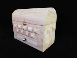 Reciclando cartón podemos hacer un bonito joyero en forma de cofre para tener decoración reciclaje san valentin souvenirs palos de madera palitos de helado helado reciclaje reciclar baúl. Decoraciones Manualidades En Madera Cofre De Madera Sin Tornillos Ni Clavos En Las Uniones Medidas Luis Lovon