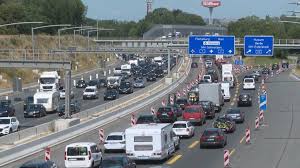 Auf Der A 7 In Richtung Norden Staute Sich Der Verkehr Zu Hochzeiten Auf 30 Kilometern Gigantisch Flensburg Verkehr