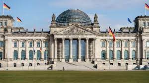 The uk parliament has two houses that work on behalf of uk citizens to check and challenge the work of government, make and shape effective laws, and debate/make decisions on the big issues of the. Bundestag Parlament Der Leeren Sitze Politik Sz De