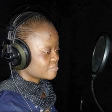 La musique nous aide à réfléchir, à faire notre deuil ou même à danser  pendant que nous sommes à la maison. Et vous, quelle est votre chanson  préférée pendant ce confinement ?