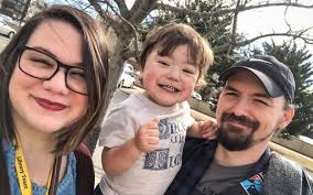 Menino que nasceu com 'meio coração' doa brinquedos para outras crianças