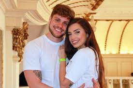 Paula, inclusive, chamou a atenção pelo look escolhido. Paula Amorim E Breno Simoes Do Bbb18 Revelam Planos De Casamento
