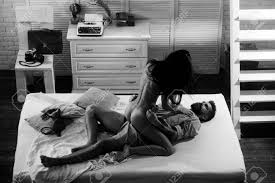 Freuden Des Familienlebens. Familienpaare, Die Im Bett Haben. Familie Der  Frau Und Des Bärtigen Mannes, Die Gesundes Leben Haben. Familie Und  Beziehungen Lizenzfreie Fotos, Bilder und Stock Fotografie. Image 140493991.