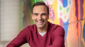 Tadeu Schmidt surge irreconhecível na Croácia e surpreende fãs; fotos