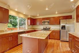 Esta combinación, junto con las encimeras de silestone blanco, crean una. Cocina Con Muebles De Madera Brillante Electrodomesticos De Acero Y Encimeras De Granito Sala Cocina Tiene Cocina De La Isla Fotos Retratos Imagenes Y Fotografia De Archivo Libres De Derecho Image 32672744