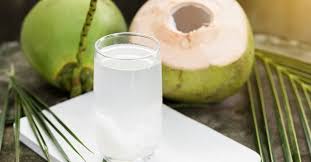 Minum air kelapa memiliki banyak kelebihan tapi juga lebih baik untuk mengetahui bagaimana cara meminumnya: Segarnya Air Kelapa Muda Miliki Manfaat Bagi Penderita Covid 19