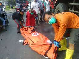 Последние твиты от masaran pasoepati (@masaran. Innalillahi Buruh Pabrik Boneka Tewas Mengenaskan Usai Terlindas Truk Gandeng Di Masaran Sragen Tubuhnya Dievakuasi Di Bawah Roda Truk Joglosemar News