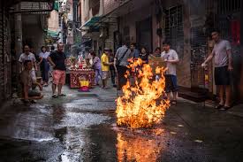 Taiwan, officially the republic of china, is a country in east asia. Taiwan Warum Im Geistermonat Geld Auf Der Strasse Verbrannt Wird Der Spiegel