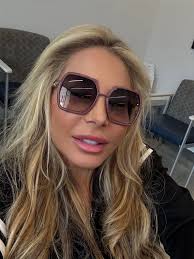 Waiting at the orthopedic office 🖤 #SelfCare #WellnessCheck #HealthIsWealth