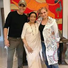 Twinkle khanna and mom dimple kapadia were spotted with karan, son of dimple's sister, the late actress and costume designer simple kapadia, at sussanne roshan's store launch. Exclusive It S A Double Celebration For Dimple Kapadia Sunny Deol Twinkle Khanna And Akshay Kumar As Asha Bhosle Drops In To Wish Them Bollywoodbio Sweden