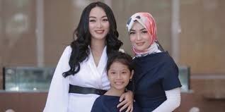 Ayo turu composed by : Zaskia Gotik Baru Saja Lahirkan Bayi Perempuan Putri Sambungnya Sempat Mengaku Takut Dan Iri Kapanlagi Com