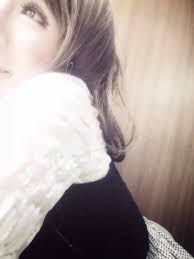 有些问题没有答案 有些问题本身就是答案 有些问题带来更多问题 有些答案里有千千万万个答案 永远像个孩子充满好奇看向窗外 那些风和雨 那些山与海 那些树那些草那些星星 月亮日出日落 那些景色会告诉你所有答案 fashion women ruffle blouse