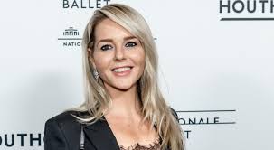 De jurk van chantal janzen. Zien Chantal Janzen Draagt Prachtige Jurk Tijdens Tweede Halve Finale Songfestival