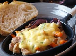 Obst oder fisch drauf und das grillt. Raclette Zu Silvester Mit Diesen 10 Rezepten Gelingt Der Klassiker Garantiert Verbraucher