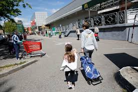 El inau incorporó un celular para llamar durante la noche si se detectan niños o adolescentes a la intemperie: El Desconfinamiento De Los Ninos Pueden Salir A La Calle A Pasear Y No Ir Solo Al Super Pero No Jugar Con Amigos Espana