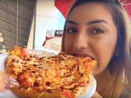 Costco Food Court Pizzas Made With Over A Pound Of Cheese Business Insider Costco Meals Food Popular Pasta Recipes