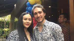 Diketahui, aura kasih mendaftarkan gugatan cerai terhadap eryck amaral di pengadilan agama jakarta selatan pada kamis (17/2). Divorced Aura Kasih Talks About Third Persons And Financial Problems
