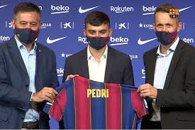 Gelandang spanyol barcelona pedri (kiri) dan gelandang spanyol fati mencetak gol kelimanya musim ini dan dest sukses dalam hal bertahan dan membantu serangan barca di sisi kanan lapangan. Barcelona Resmikan Transfer Pedri Bakal Masuk Tim Utama Halaman All Kompas Com