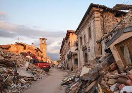 Devono rispondere di disastro plurimo colposo e lesioni. Due Anni Fa Il Terremoto Fiaccole Ad Amatrice
