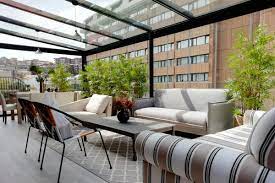 Los cerramientos para terrazas y las cortinas de cristal, una solución ideal para pasar unas veladas inolvidables en el exterior de casa techos fijos con panel sándwich de policarbonato alveolar o cristal y techos móviles con aperturas del 66% y del 75%. Techos De Cristal Soluciona Proyectos