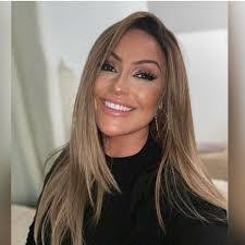 Lisa Tolson's Instagram, Twitter & Facebook