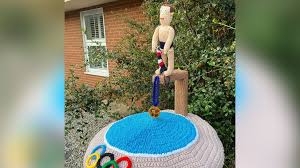 Daley won the 2009 fina world championship in the individual event at the age of 15, before regaining it in 2017. Tokyo 2020 Tom Daley Knitted Diving Tribute Tops Essex Postbox Bbc News