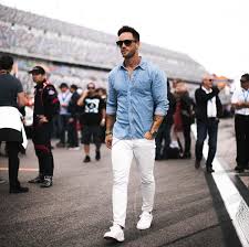 Calça Bege Com Camisa Jeans Masculina Camisa Jeans Masculina Dicas De Como Usar Camisa Jeans Masculina Jeans Masculino Vestuario Masculino