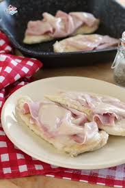 Per prima cosa ho preso le fette di petto di pollo e le ho messe una alla volta tra due fogli di carta ho abbassato la fiamma, fatto sciogliere il formaggio, ho salato (poco) e ho servito il pollo alla valdostana caldo. Pin Su Secondi