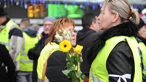 Ils sont plus de 2000 selon les chiffres officiels à avoir été blessés par les forces de l'ordre pendant les manifestations des gilets jaunes. Gilets Jaunes J Ecris Votre Nom Le Soir Plus