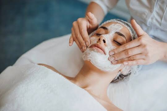 Deep Cleansing Facial in Dubai | Roxana Aesthetics Clinic