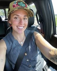 Laura Berson's Instagram, Twitter & Facebook